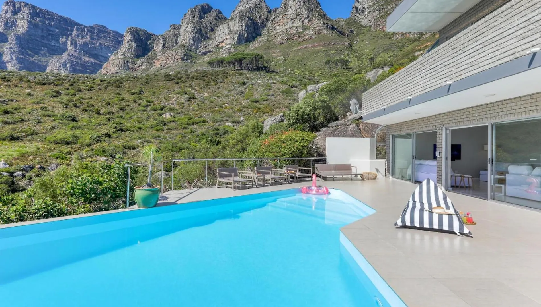 Callisto - Camps Bay Le Cap 0*,